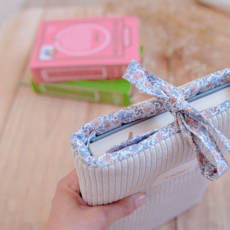 Pochette à livre Ela - Velours côtelé argent et imprimé fleuri