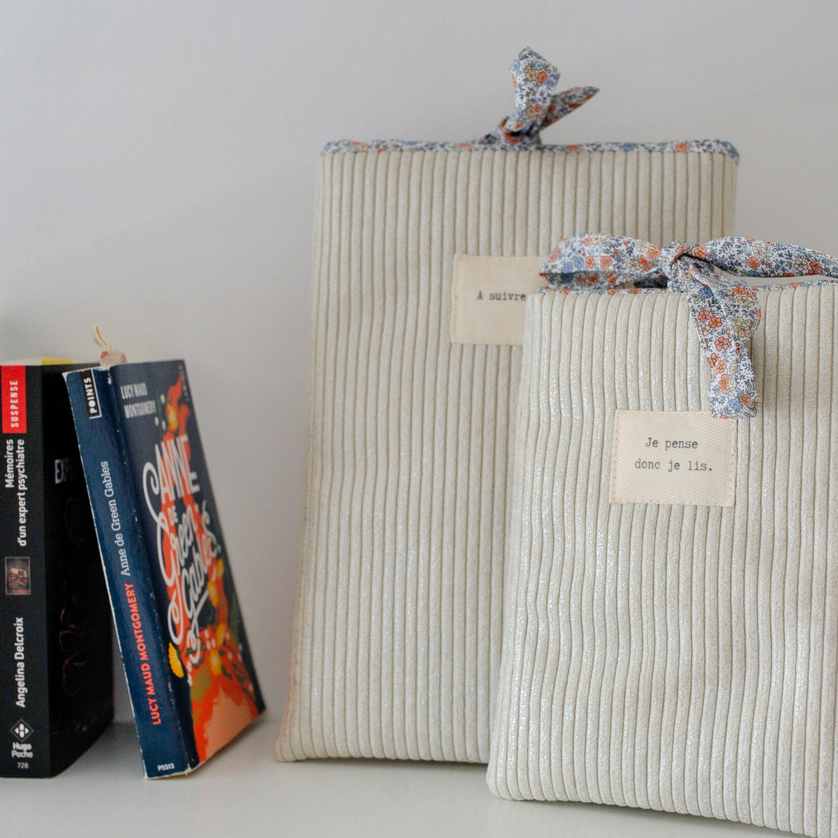 Pochette à livre Ela - Velours côtelé argent et imprimé fleuri