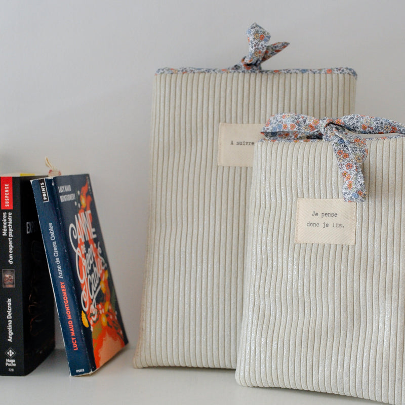 Pochette à livre Ela - Velours côtelé argent et imprimé fleuri