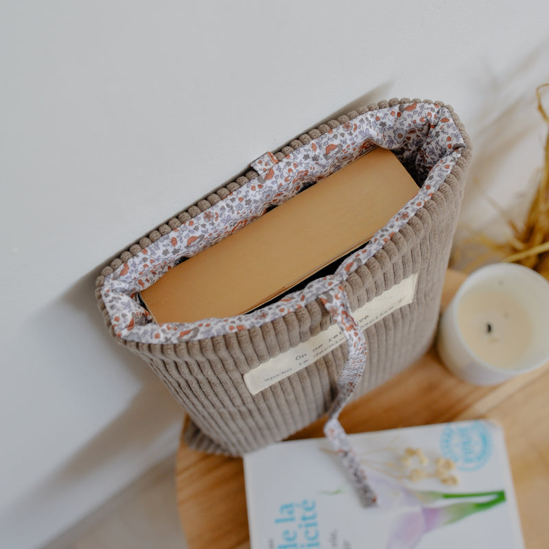 Pochette à livre Ela - Velours côtelé taupe et imprimé fleuri Lila