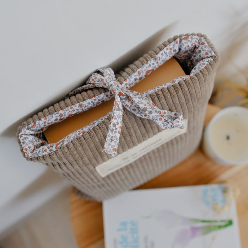 Pochette à livre Ela - Velours côtelé taupe et imprimé fleuri Lila