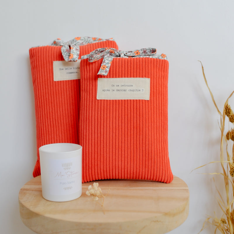 Pochette à livre Ela - Velours côtelé Mandarine et imprimé Zinnia