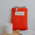 Pochette à livre Ela - Velours côtelé Mandarine et imprimé Zinnia