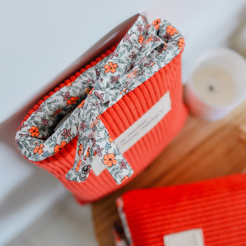 Pochette à livre Ela - Velours côtelé Mandarine et imprimé Zinnia
