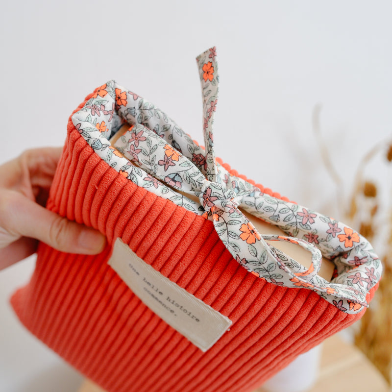 Pochette à livre Ela - Velours côtelé Mandarine et imprimé Zinnia