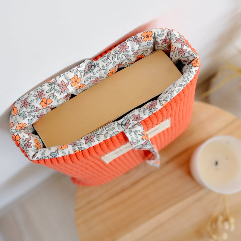 Pochette à livre Ela - Velours côtelé Mandarine et imprimé Zinnia