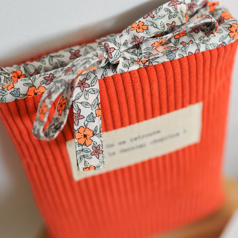 Pochette à livre Ela - Velours côtelé Mandarine et imprimé Zinnia