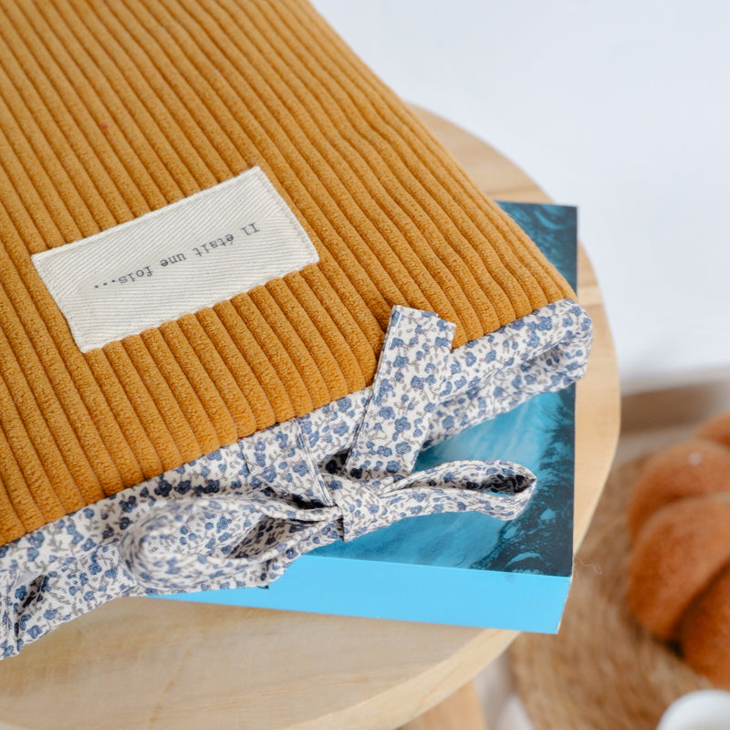 Pochette à livre Ela - Velours côtelé Camel et imprimé Milie