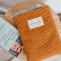 Pochette à livre Ela - Velours côtelé Camel et imprimé Milie