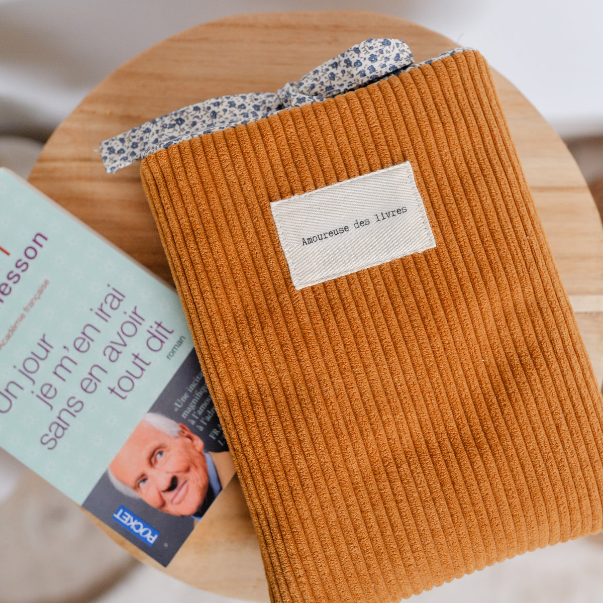 Pochette à livre Ela - Velours côtelé Camel et imprimé Milie