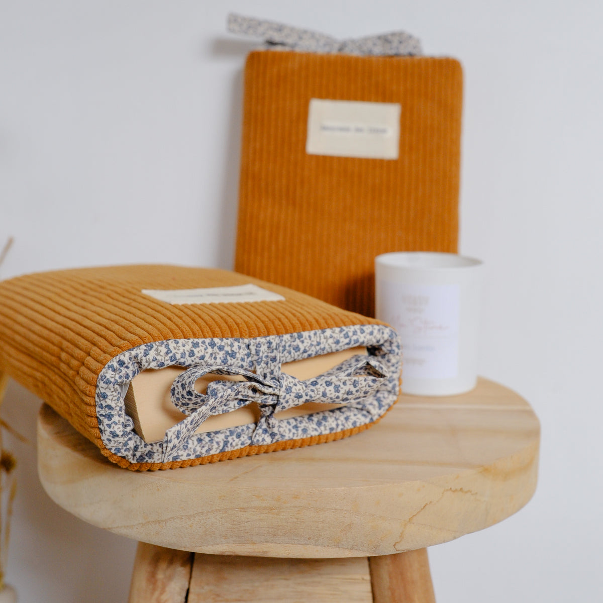 Pochette à livre Ela - Velours côtelé Camel et imprimé Milie