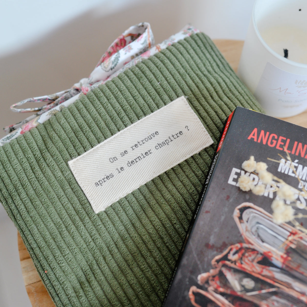 Pochette à livre Ela - Velours côtelé olive et imprimé Maya