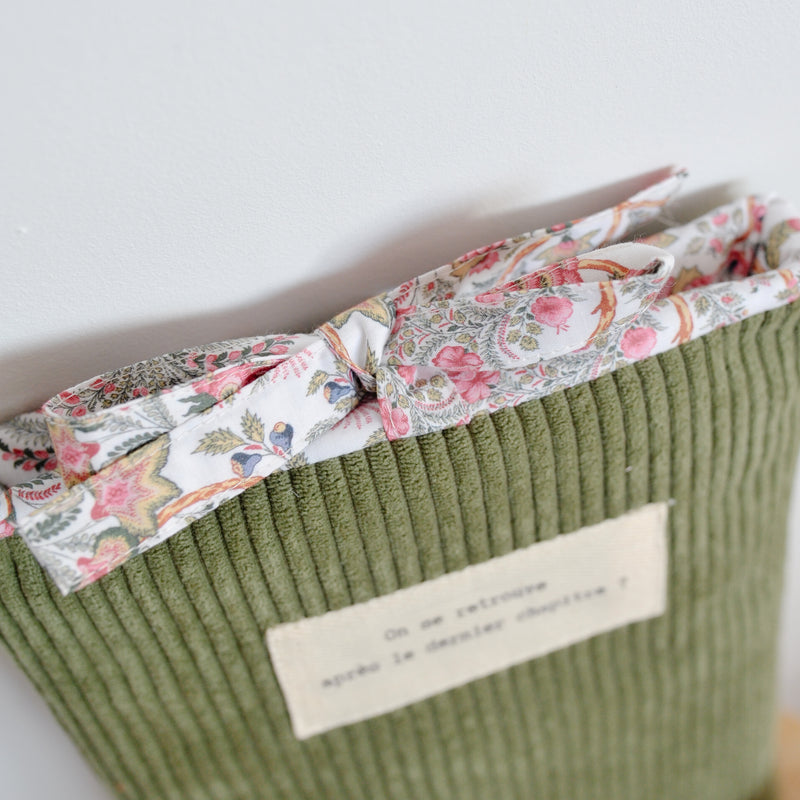 Pochette à livre Ela - Velours côtelé olive et imprimé Maya