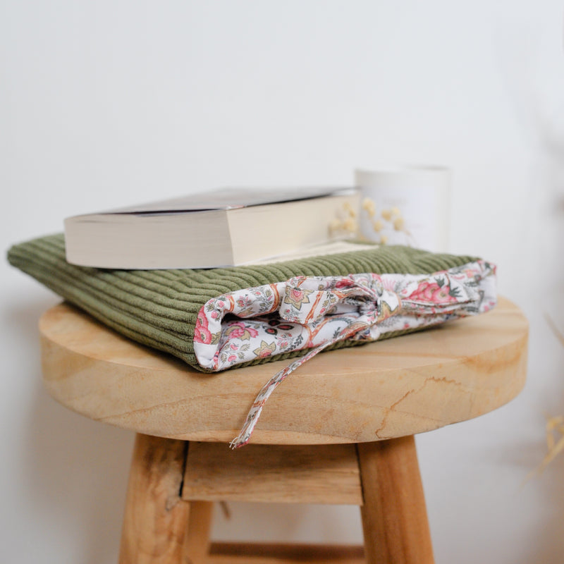 Pochette à livre Ela - Velours côtelé olive et imprimé Maya
