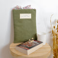 Pochette à livre Ela - Velours côtelé olive et imprimé Maya