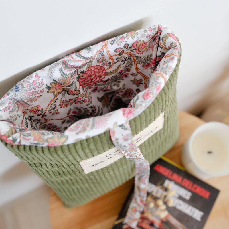 Pochette à livre Ela - Velours côtelé olive et imprimé Maya